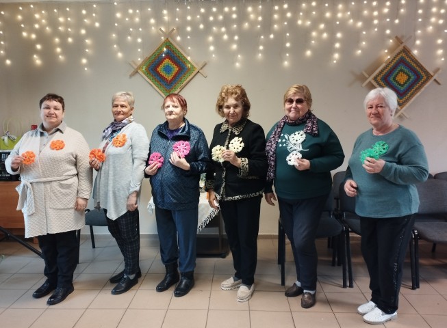 Radosā darbnīca veltīta Starptautiskajai ģimenes dienai. Ziedu dekoru izgatavošana no diegiem.